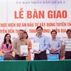 Ủy ban Nhân dân quận 3 và Ban Quản lý Đường sắt Đô thị Thành phố Hồ Chí Minh ký bàn giao mặt bằng Dự án metro Bến Thành-Tham Lương. (Ảnh: TTXVN phát)