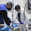 Nhân viên y tế điều trị cho bệnh nhân tại một bệnh viện ở Hàn Quốc. (Ảnh: Yonhap/TTXVN)
