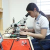 Nghiên cứu sinh thực hiện nghiên cứu thiết kế tại Phòng thí nghiệm vi mạch và hệ thống cao tần (Trường Đại học Bách khoa, Đại học Quốc gia Thành phố Hồ Chí Minh). (Ảnh: Thu Hoài/TTXVN)