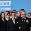 Tổng thống Nga Vladimir Putin (phía trước) trong cuộc gặp những người ủng hộ tại Moskva, sau khi kết quả bầu cử được công bố. (Ảnh: AFP/TTXVN)