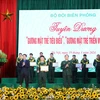 Trung tướng Nguyễn Anh Tuấn và ông Ngô Văn Cương trao thưởng và vinh danh 10 Gương mặt Trẻ tiêu biểu Bộ đội Biên phòng năm 2023. (Nguồn: Biên phòng)