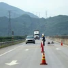 Phân luồng giao thông trên Cao tốc Cam Lộ-La Sơn, đảm bảo an toàn cho lực lượng thi công. (Ảnh: Đỗ Trưởng/TTXVN)