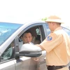 Lực lượng chức năng kiểm tra nồng độ cồn đối với người điều khiển ôtô trên Quốc lộ 61C. (Ảnh: Nguyễn Hằng/TTXVN)