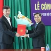 Đại diện Đảng ủy Khối các Cơ quan và Doanh nghiệp tỉnh Bắc Ninh trao Quyết định thành lập Chi bộ Công ty Trách nhiệm hữu hạn Sản xuất và Thương mại D.T.H. (Ảnh: Thái Hùng/TTXVN)