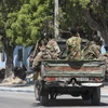 Binh sỹ Somalia tuần tra gần hiện trường vụ tấn công nhằm vào khách sạn ở Mogadishu, Somalia, ngày 15/3. (Ảnh: AFP/TTXVN)