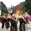 Dâng lễ tại đền thờ Quốc Mẫu Tây Thiên. (Ảnh: Nguyễn Thảo/TTXVN)
