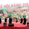 Biểu diễn văn nghệ của người Thái trắng chào mừng Lễ hội Nàng Han. (Ảnh: Quý Trung/TTXVN)