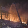 Lính cứu hỏa nỗ lực dập lửa tại hiện trường vụ tấn công khủng bố nhằm vào phòng hòa nhạc trong trung tâm thương mại Crocus City Hall ở Moskva, Nga ngày 22/3. (Ảnh: THX/TTXVN)