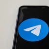 Biểu tượng của Telegram trên màn hình điện thoại. (Ảnh: AFP/TTXVN)