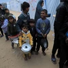 Trẻ em Palestine chờ được phát thực phẩm cứu trợ tại thành phố Rafah, Dải Gaza. (Ảnh: THX/TTXVN)