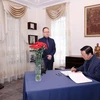 Phó Thủ tướng Trần Hồng Hà ghi sổ tang tưởng niệm các nạn nhân vụ khủng bố tại Liên bang Nga. (Ảnh: Văn Điệp/TTXVN)