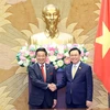 Chủ tịch Quốc hội Vương Đình Huệ với đồng Chủ tịch Ủy ban Kinh tế Nhật-Việt Masayuki Hyodo. (Ảnh: Nhan Sáng/TTXVN)