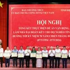 Ông Đỗ Văn Chiến và ông Trần Hồng Hà trao tặng Bằng khen cho các các nhân có thành tích xuất sắc trong thực hiện Đề án 09. (Ảnh: Trung Kiên/TTXVN)