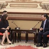 Ông Phan Văn Mãi, Chủ tịch Ủy ban Nhân dân Thành phố Hồ Chí Minh trao đổi với bà Mary Ng, Bộ trưởng phát triển kinh tế, thương mại quốc tế và xúc tiến xuất khẩu Canada tại cuộc gặp. (Ảnh: Xuân Anh/TTXVN)