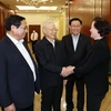 Tổng Bí thư Nguyễn Phú Trọng với các lãnh đạo Đảng, Nhà nước và thành viên Tiểu ban Nhân dự tham dự phiên họp của Tiểu ban Nhân sự Đại hội XIV của Đảng. (Ảnh: Trí Dũng/TTXVN)