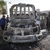 Chiếc xe của tổ chức viện trợ lương thực World Central Kitchen (Mỹ) cháy rụi sau khi trúng không kích của Israel tại Dải Gaza ngày 2/4. (Ảnh: AFP/TTXVN)