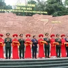 Cắt băng khánh thành bức phù điêu 'Bác Hồ nói chuyện với Đại đoàn quân Tiên Phong' tại Ngã 5 Đền Giếng. (Ảnh: Tạ Toàn/TTXVN)