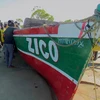 Một số người đứng cạnh chiếc thuyền mà truyền thông địa phương cho biết đã bị lật ngoài khơi tỉnh Nampula của Mozambique. (Nguồn: AP)