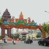 Khu vực đài Độc lập ở trung tâm thủ đô Phnom Penh được trang hoàng chuẩn bị đón Tết cổ truyền Chôl Chnăm Thmây của người dân Campuchia. (Ảnh: Hoàng Minh/TTXVN)