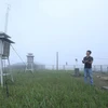Cán bộ Trạm khí tượng Mẫu Sơn, Đài Khí tượng Thủy văn tỉnh Lạng Sơn quan trắc thời tiết. (Ảnh: Anh Tuấn/TTXVN)