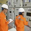 Công nhân Điện lực tỉnh Điện Biên kiểm tra chỉ số công tơ. (Nguồn: TTXVN)
