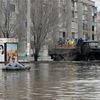 Lực lượng cứu hộ sơ tán người dân khỏi khu vực ngập lụt ở thành phố Orsk, vùng Orenburg, Nga. (Ảnh: AFP/TTXVN)