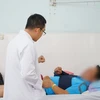 Các bác sỹ Bệnh viện Chợ Rẫy điều trị tích cực cho các nạn nhân trong vụ tai nạn giao thông nghiêm trọng tại tỉnh Kon Tum. (Ảnh: TTXVN phát)