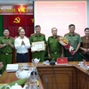 Lãnh đạo Công an Thành phố Hồ Chí Minh và Ủy ban Nhân dân quận 1 khen thưởng các tập thể, cá nhân có thành tích xuất sắc. (Ảnh: TTXVN phát)