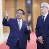 Thủ tướng Phạm Minh Chính và Giám đốc điều hành Tập đoàn Apple (Hoa Kỳ) Tim Cook tham quan Trụ sở Chính phủ. (Ảnh: Dương Giang/TTXVN)