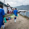 Nhân viên y tế chuyển bệnh nhân mắc bệnh tả tại bệnh viện ở Masisi, Cộng hòa Dân chủ Congo. (Ảnh: AFP/TTXVN)