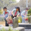 Các em học sinh dâng hương tưởng niệm, tri ân các anh hùng, liệt sỹ tại Nghĩa trang Liệt sỹ Quốc gia A1. (Ảnh: Xuân Tư/TTXVN)