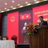 Ông Nguyễn Khắc Bình, Phó Chủ tịch Hội đồng Nhân dân tỉnh Lâm Đồng thông qua dự thảo Nghị quyết miễn nhiệm. (Ảnh: Quốc Hùng/TTXVN)