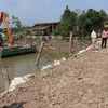 Đắp đập ngăn mặn tại vàm kênh Lầu tại xã Ngũ Hiệp, huyện Cai Lậy, tỉnh Tiền Giang. (Ảnh: Minh Trí/TTXVN)