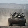 Binh sỹ và xe quân sự Israel di chuyển gần biên giới với Dải Gaza. (Nguồn: THX/TTXVN)