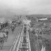 Bộ đội ta vượt qua cầu Mường Thanh, tấn công vào Sở chỉ huy Tập đoàn cứ điểm Điện Biên Phủ, chiều 7/5/1954. (Ảnh: Tư liệu TTXVN)