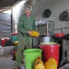 Ông Huỳnh Xuân Ba (thôn 2, xã Hòa Bình, thành phố Kon Tum) phải đi xin nước từ các hộ còn nước để tích lũy sử dụng. (Ảnh: Dư Toán/TTXVN)
