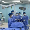 Các y, bác sỹ Bệnh viện Đại học Y Dược Buôn Ma Thuột (Đắk Lắk) tiến hành phẫu thuật nội soi cắt tuyến tiền liệt tận gốc cho bệnh nhân. (Ảnh: TTXVN phát)