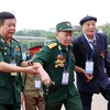 Các cựu chiến binh, cựu thanh niên xung phong tham gia chiến dịch Điện Biên Phủ vào Lăng viếng Chủ tịch Hồ Chí Minh. (Ảnh: Phạm Kiên/TTXVN)