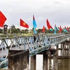 Cầu Hiền Lương trong ngày Lễ thượng cờ 'Thống nhất non sông.' (Ảnh: Nguyên Linh/TTXVN)