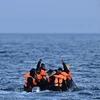 Người di cư qua eo biển Manche để vào Anh. (Nguồn: AFP/TTXVN)