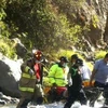 Lực lượng cứu hộ tại hiện trường vụ tai nạn. (Nguồn: Mạng xã hội X)