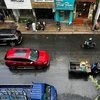 Các phương tiện di chuyển trong cơn mưa trên đường Nguyễn Thiện Thuật (quận 3, Thành phố Hồ Chí Minh). (Ảnh: Thanh Vũ/TTXVN)