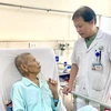Tiến sỹ-bác sỹ Nguyễn Hải Nam - Phó Trưởng khoa Phẫu thuật Gan Mật, Bệnh viện Việt Đức thăm khám và trò chuyện với bệnh nhân sau ca phẫu thuật thành công.