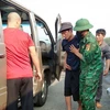 Lực lượng Bộ đội Biên phòng tỉnh Quảng Bình đưa các ngư dân bị nạn trên biển vào bờ. (Ảnh: TTXVN phát)