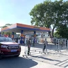 Lực lượng công an khám xét một trạm xăng ở Đồng Nai. (Ảnh: TTXVN phát)
