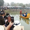 Người dân và du khách các nơi nô nức kéo về làng Diềm xem biểu diễn hát quan họ trên thuyền. (Ảnh minh họa: Đoàn Công Vũ/TTXVN phát)