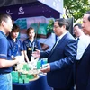Thủ tướng Phạm Minh Chính tham quan gian hàng khởi nghiệp của học sinh, sinh viên. (Ảnh: Dương Giang/TTXVN)