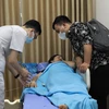 Công nhân Công ty Trách nhiệm hữu hạn Shinwon được chăm sóc tại Bệnh viện Hữu nghị Lạc Việt. (Ảnh: Hoàng Hùng/TTXVN)