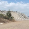 Khối lượng lớn đá do Công ty Trách nhiệm hữu hạn Lý Tuấn ở Quảng Ngãi tập kết sai quy định tại cảng Kỳ Hà, Quảng Nam. (Ảnh: TTXVN phát)