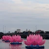 Ban Trị sự Giáo hội Phật giáo Việt Nam tỉnh Bình Thuận tổ chức Lễ thắp sáng 7 đoá hoa sen trên sông Cà Ty ở thành phố Phan Thiết. (Ảnh: Hồng Hiếu/TTXVN)